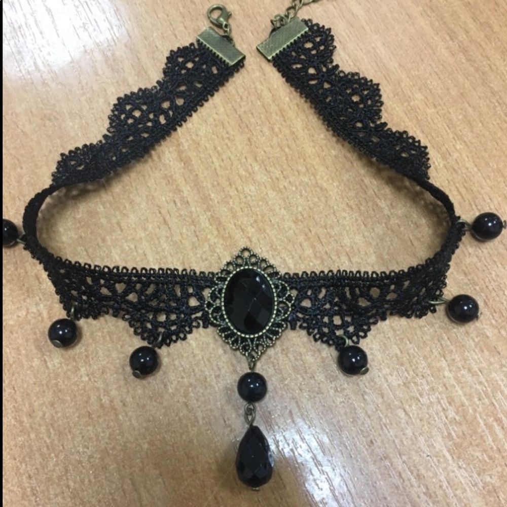 🌻TRENDY AND UNIQUE BLACK LACE CHOCKER - Picture 3 of 5